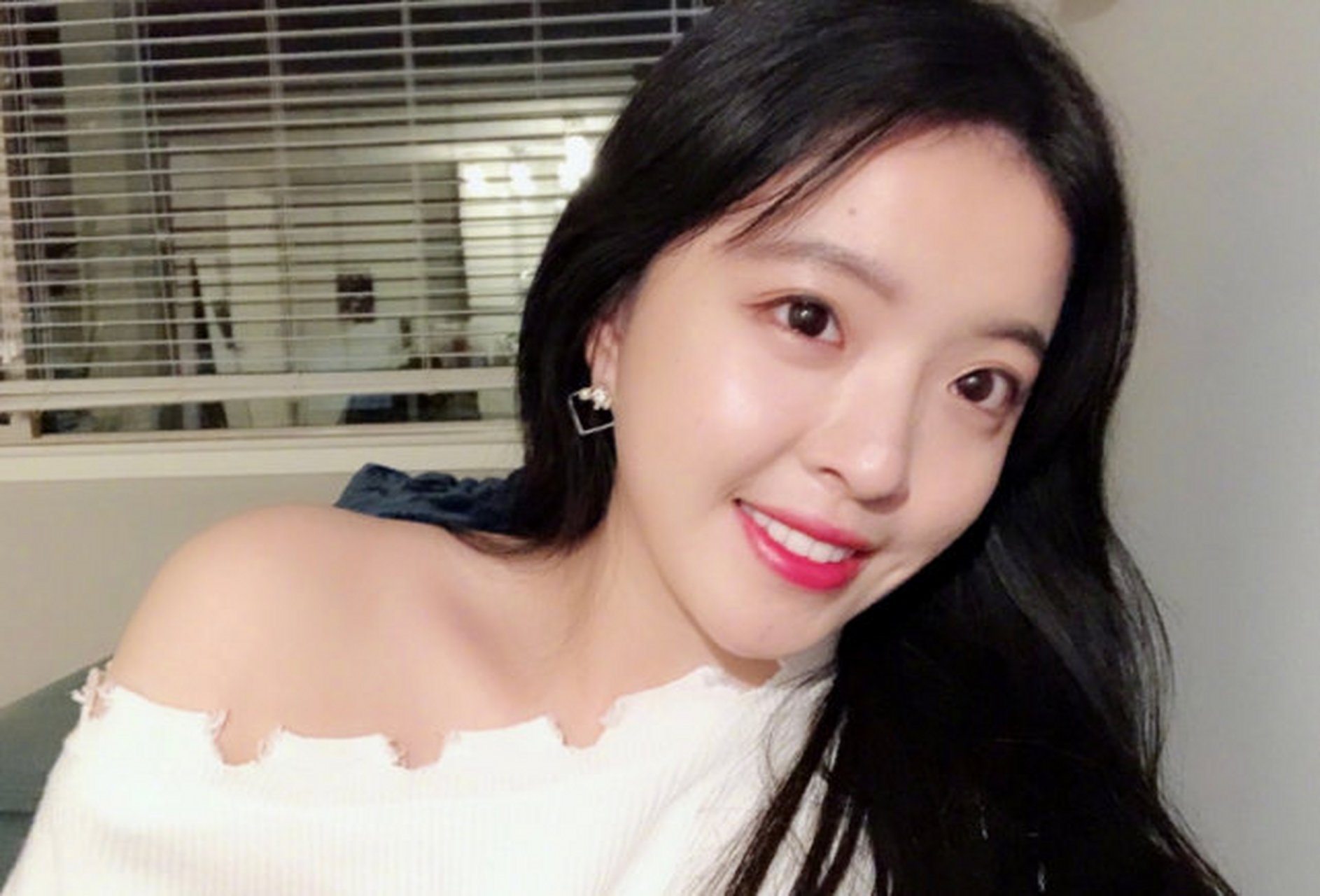 王中磊女儿王文也晒脏辫造型穿蕾丝紧身上衣秀火辣身材