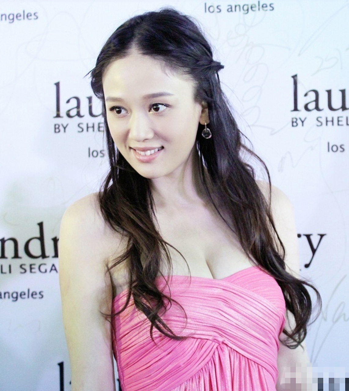 陈乔恩穿粉色抹胸长裙,甜美不失小性感