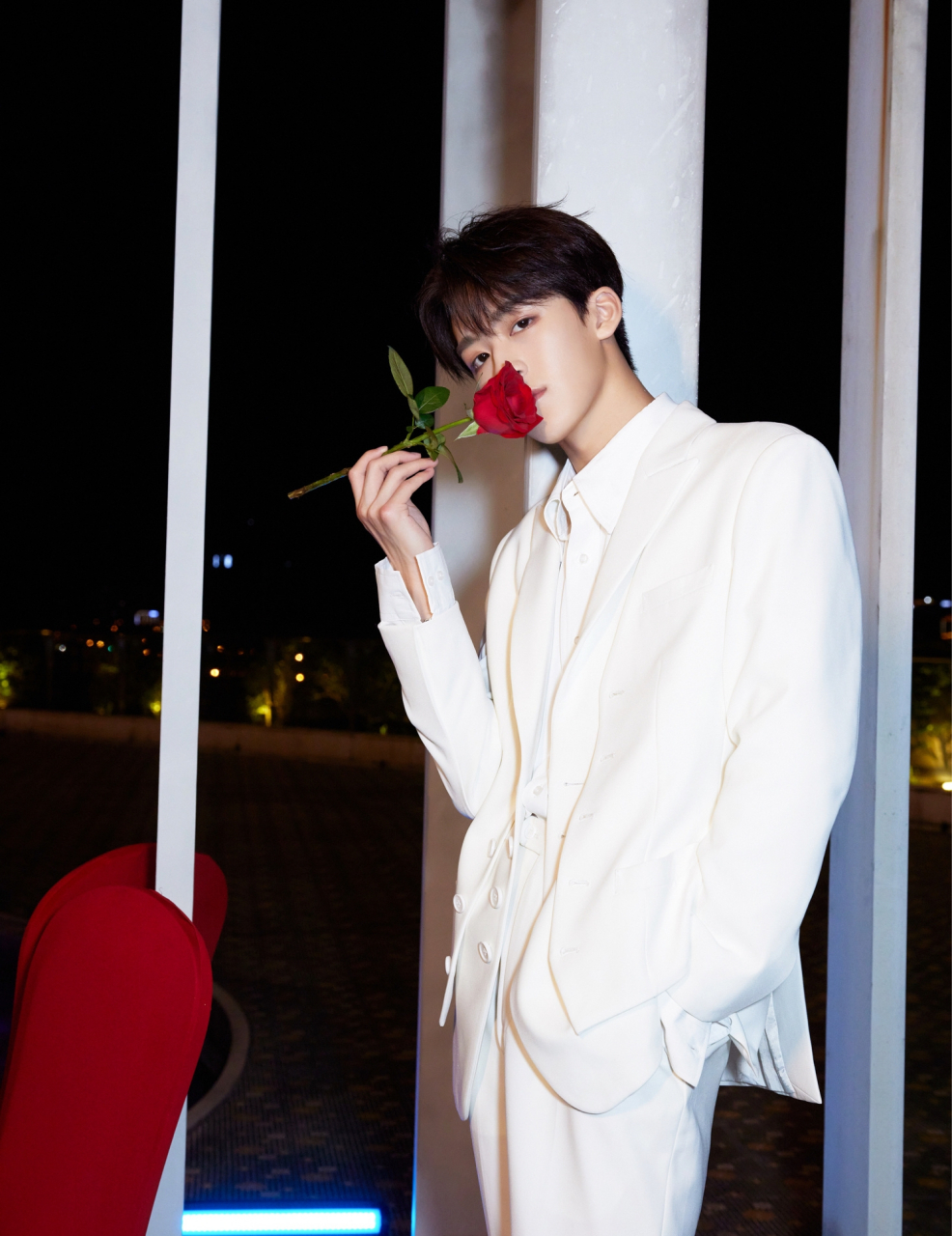 何洛洛一身白色穿搭,高贵典雅