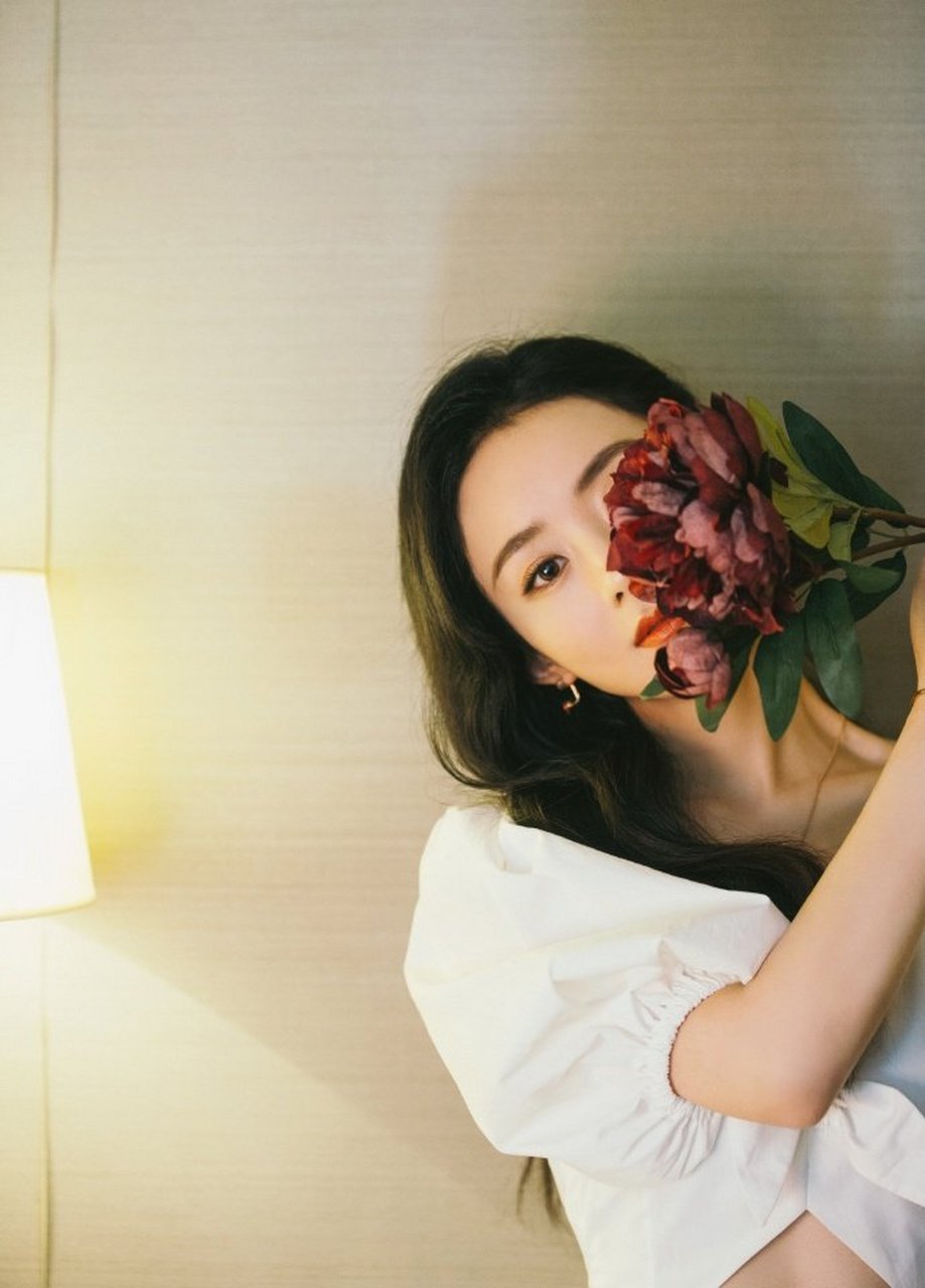 赵丽颖唯美写真手捧花束半遮面清新风穿搭好甜美