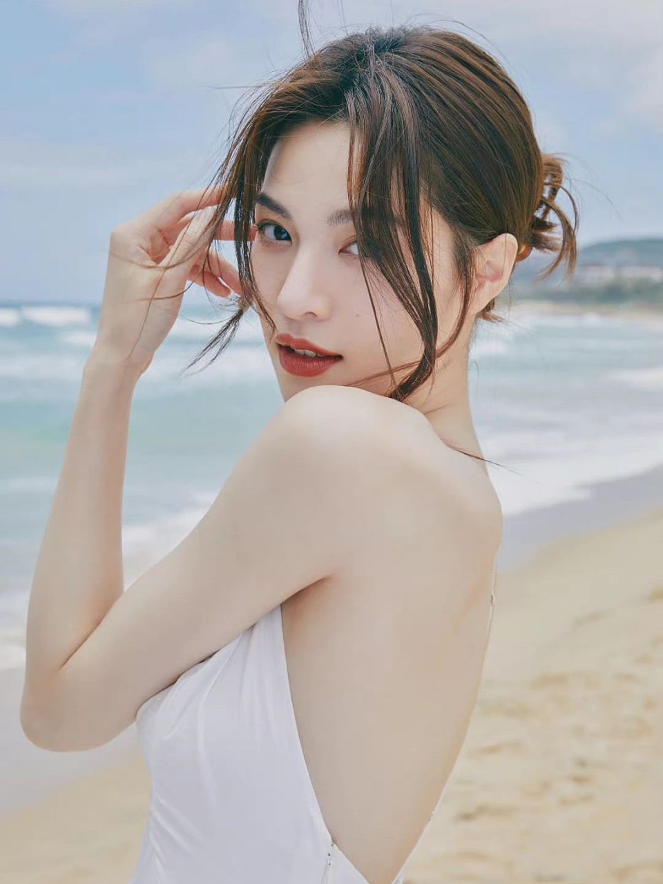 钟楚曦晒沙滩照,淡妆配上大红唇
