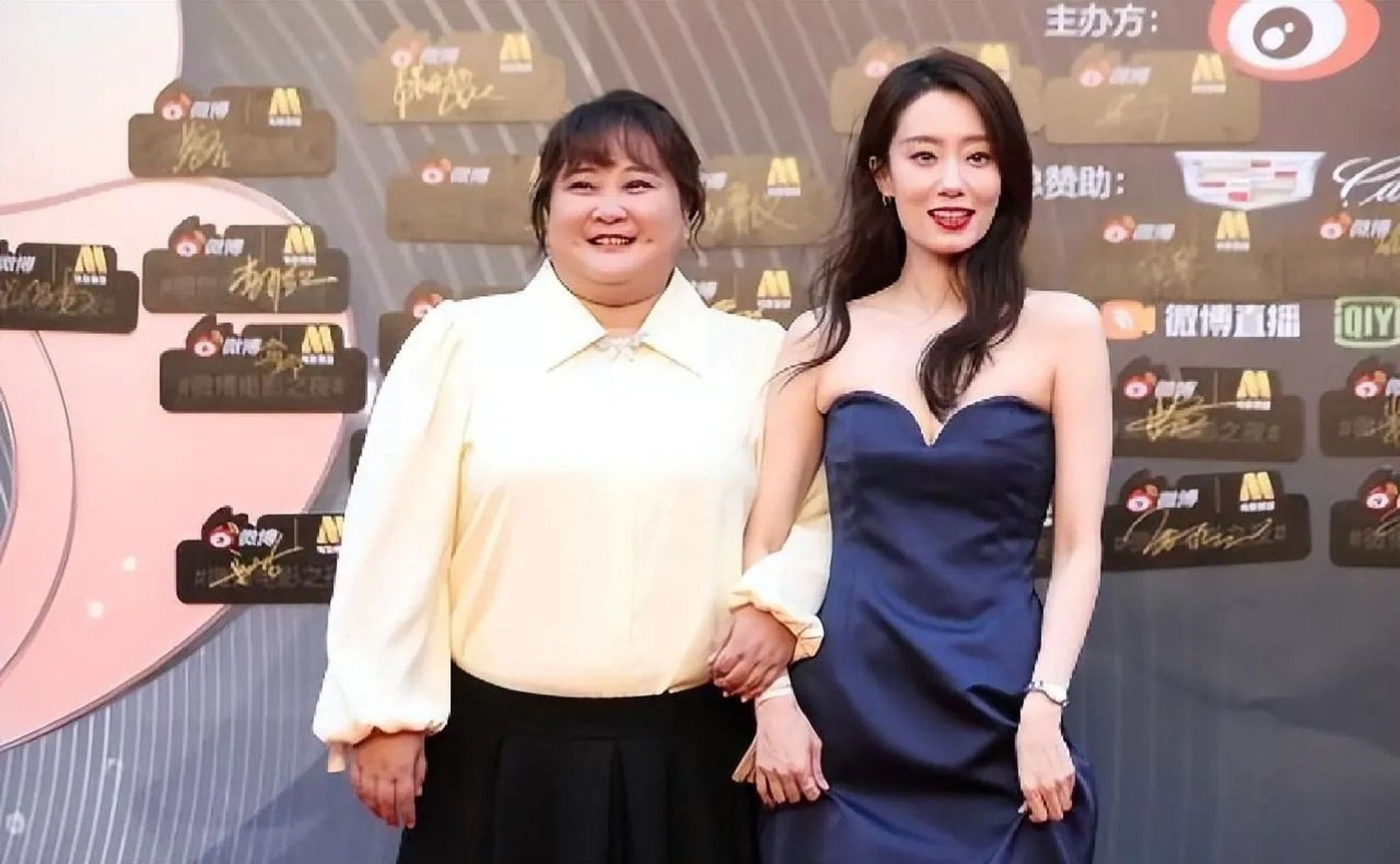 贾玲与张小斐同框合影尽显闺蜜情