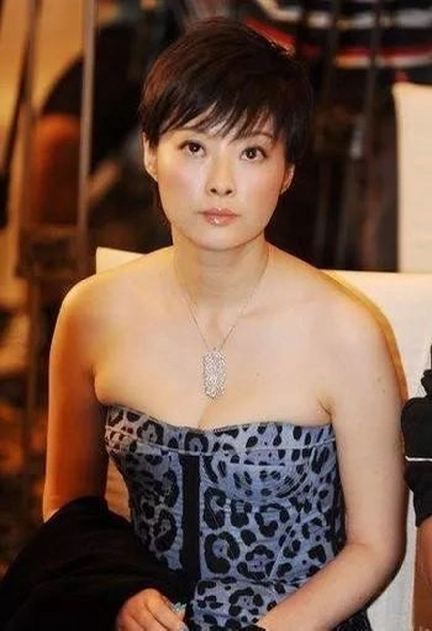 短发的吴越和袁立有几分相似