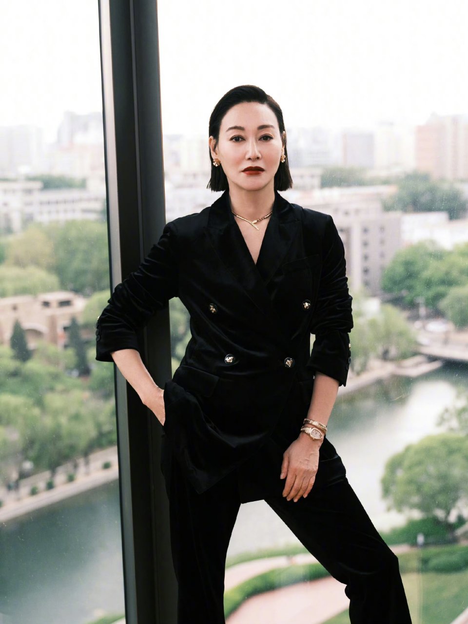 惠英红的黑色西服套装穿搭.