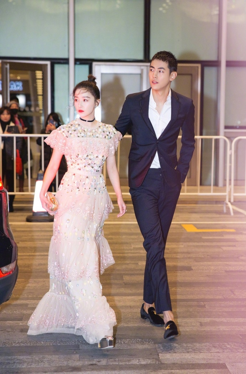 阚清子穿碎花纱裙仙气十足和纪凌尘牵手相依形影不离