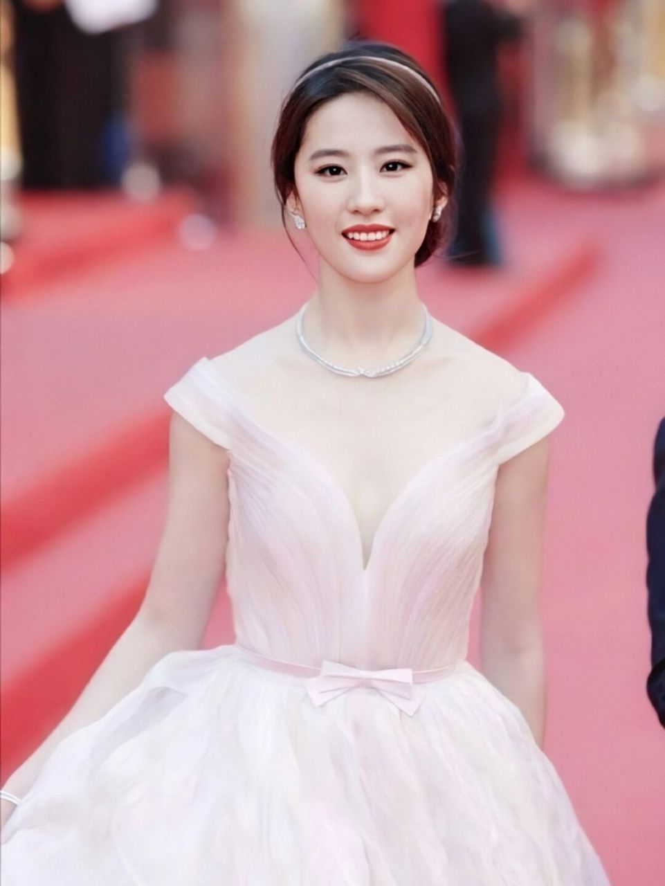 刘亦菲穿少女粉v领礼服裙,甜美又性感