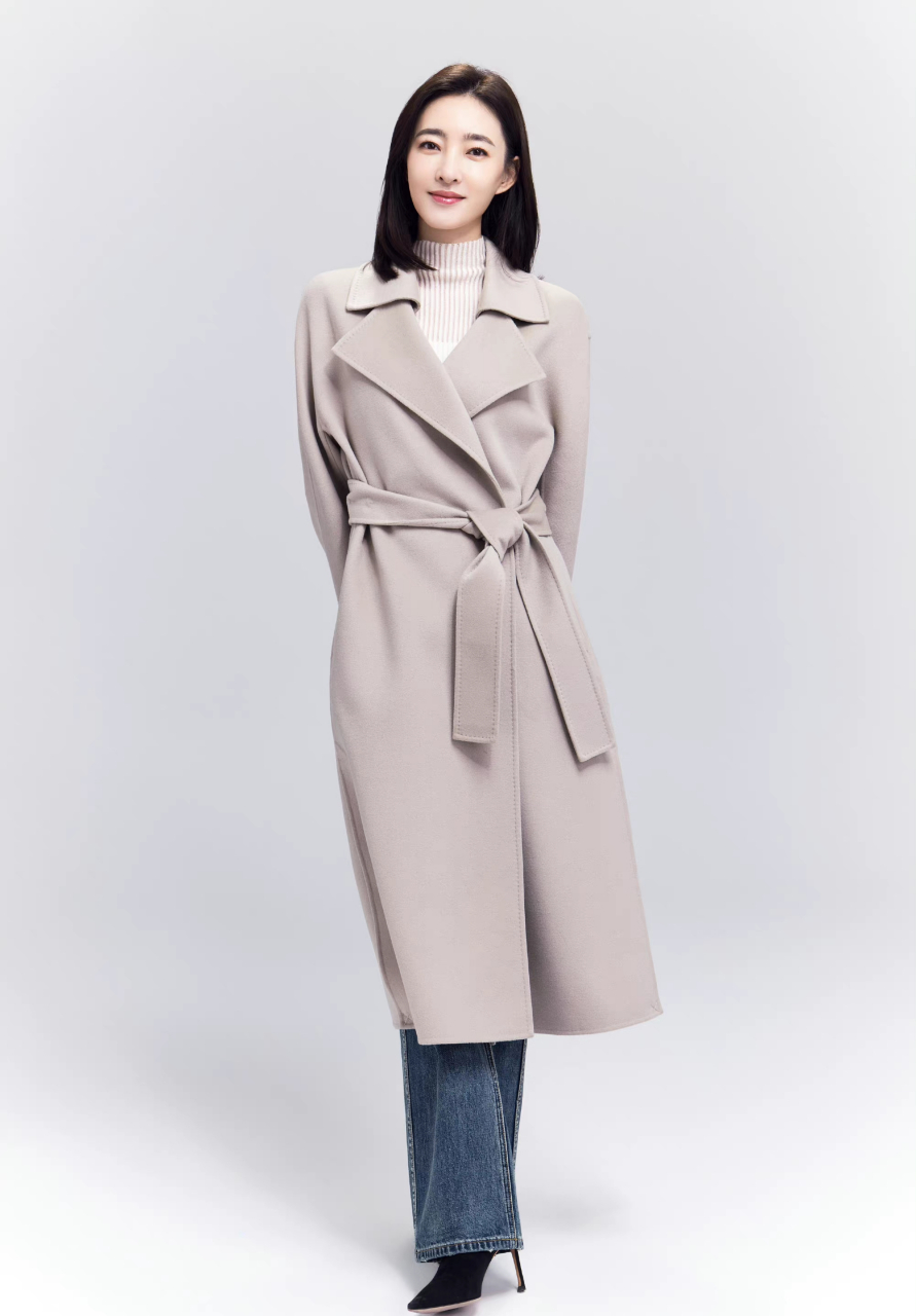 王丽坤的穿搭优雅也简约.