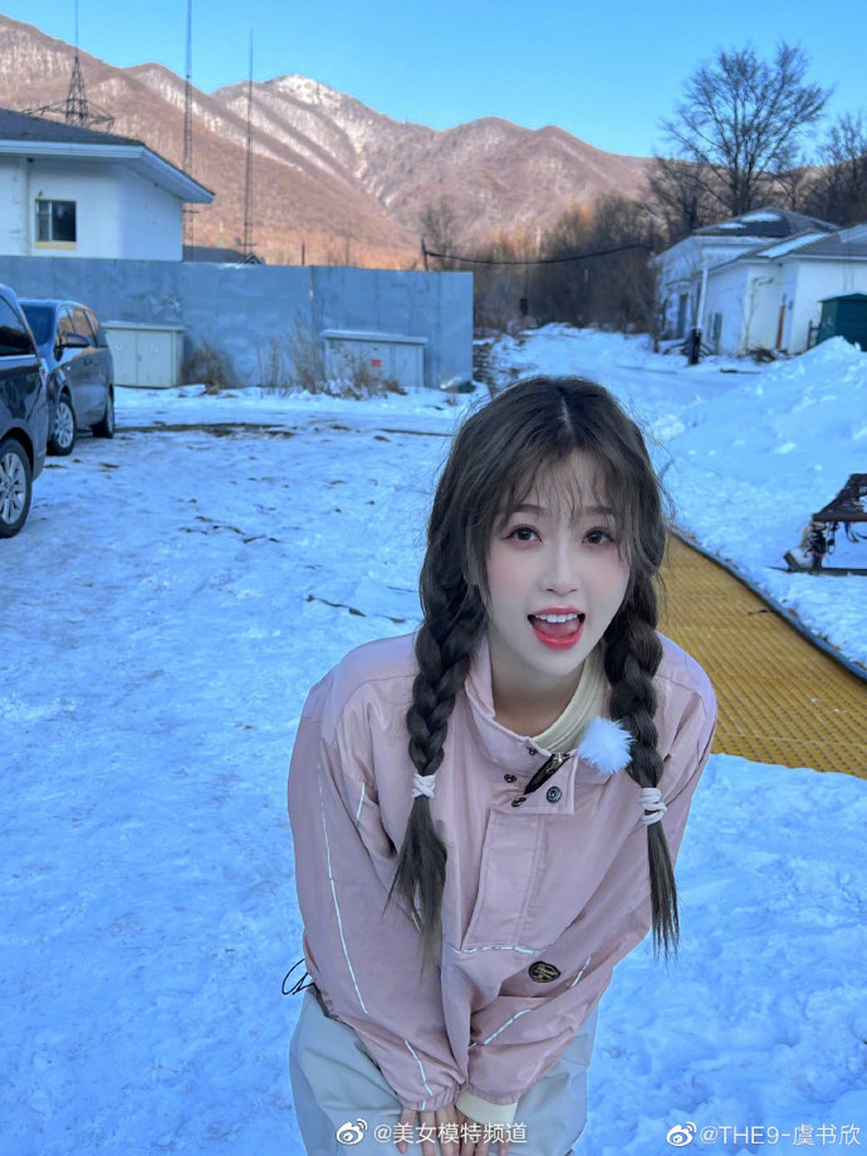 虞书欣晒滑雪照穿粉嫩滑雪服绑双麻花辫甜美可爱