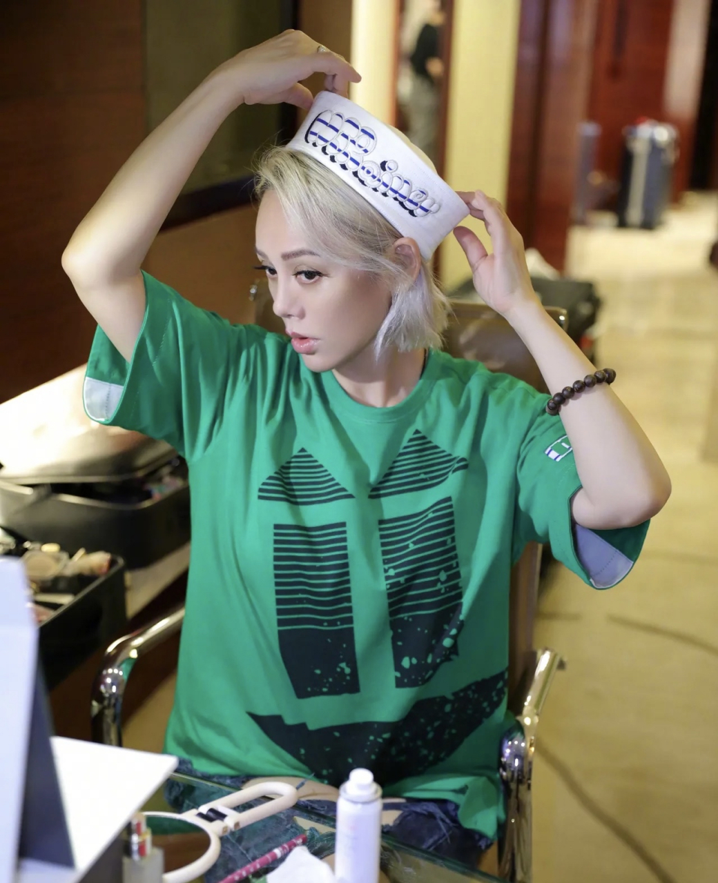 宁静的五官立体且富有混血感