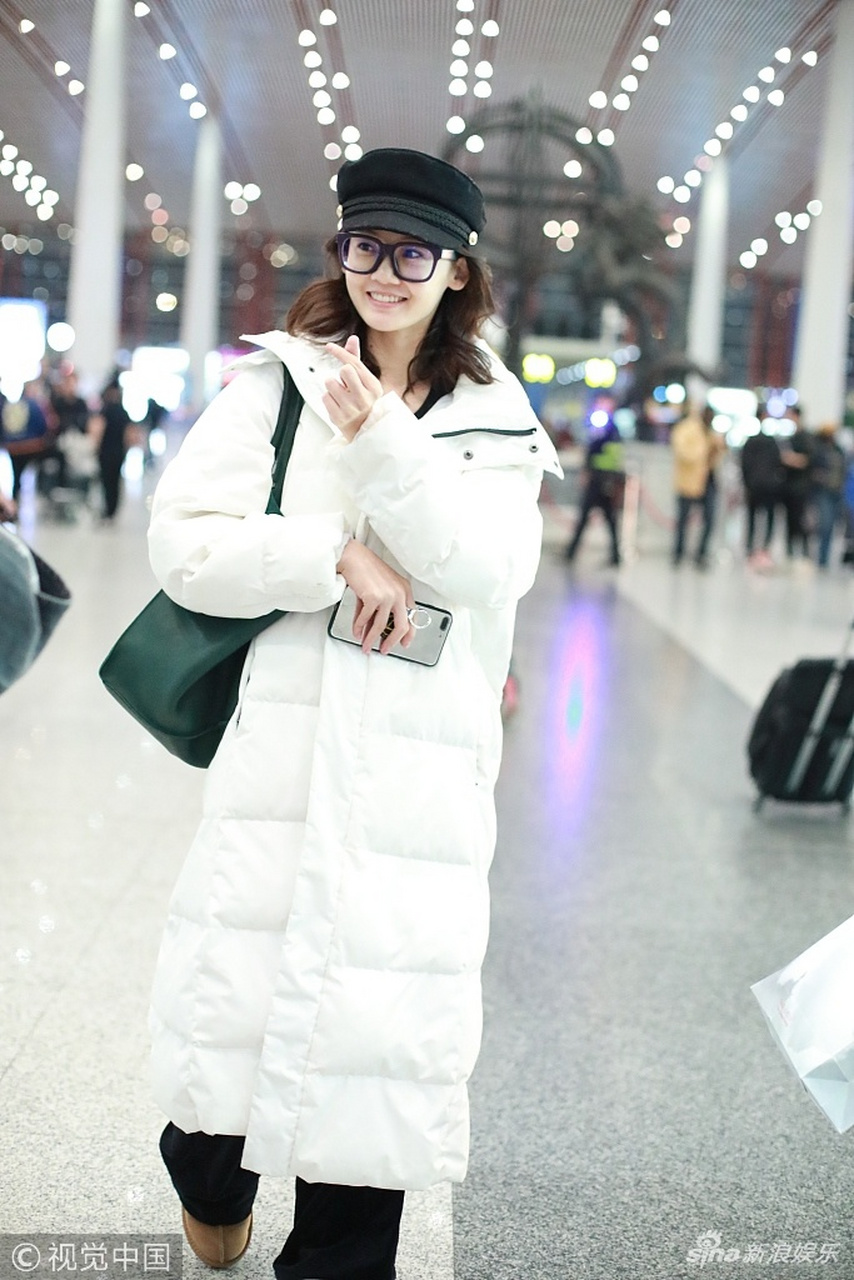 苗苗素颜现身颜值依旧能打比心比v俏皮可爱