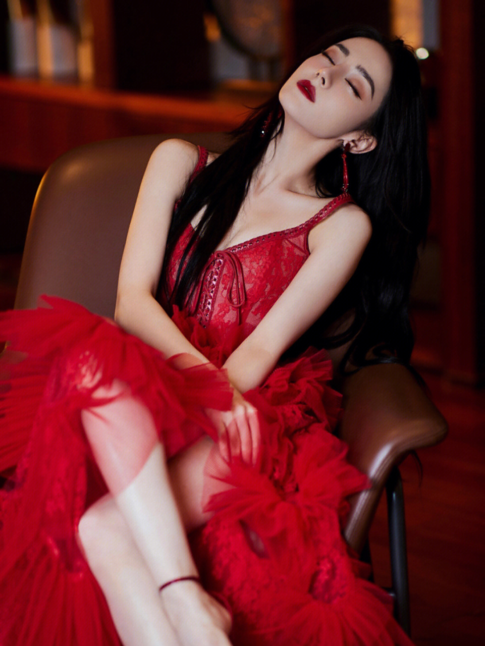 迪丽热巴穿红色礼服裙,尽显貌美肤白的好气质