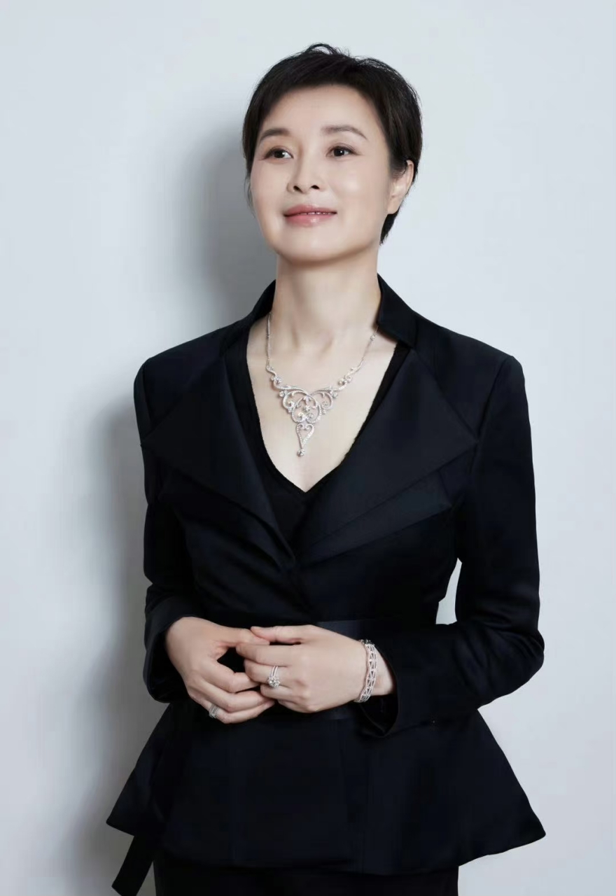 短发的吴越和袁立有几分相似