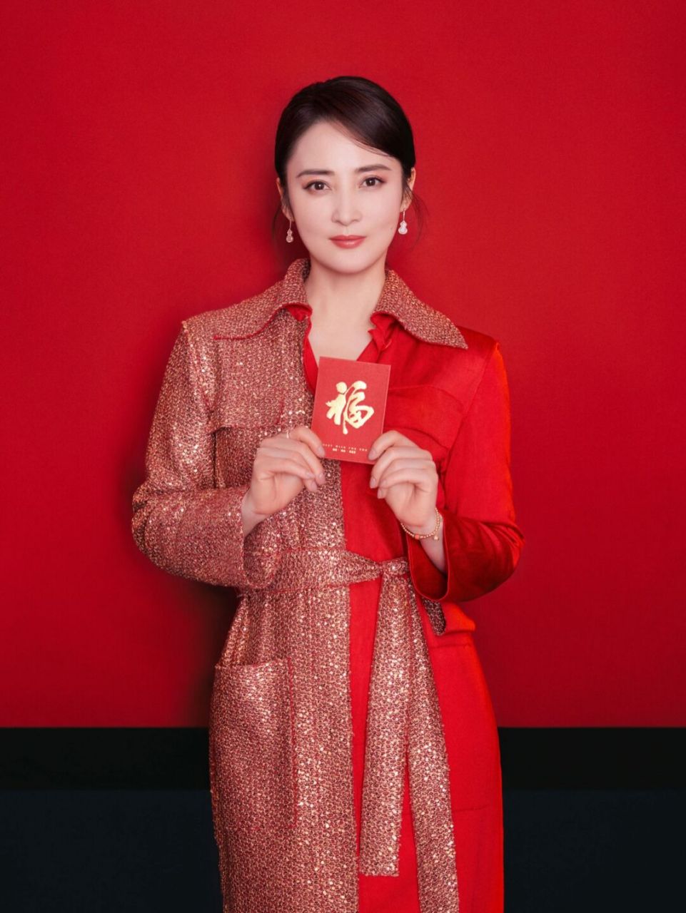 蒋勤勤好久不见,穿红色衬衫裙给粉丝送祝福