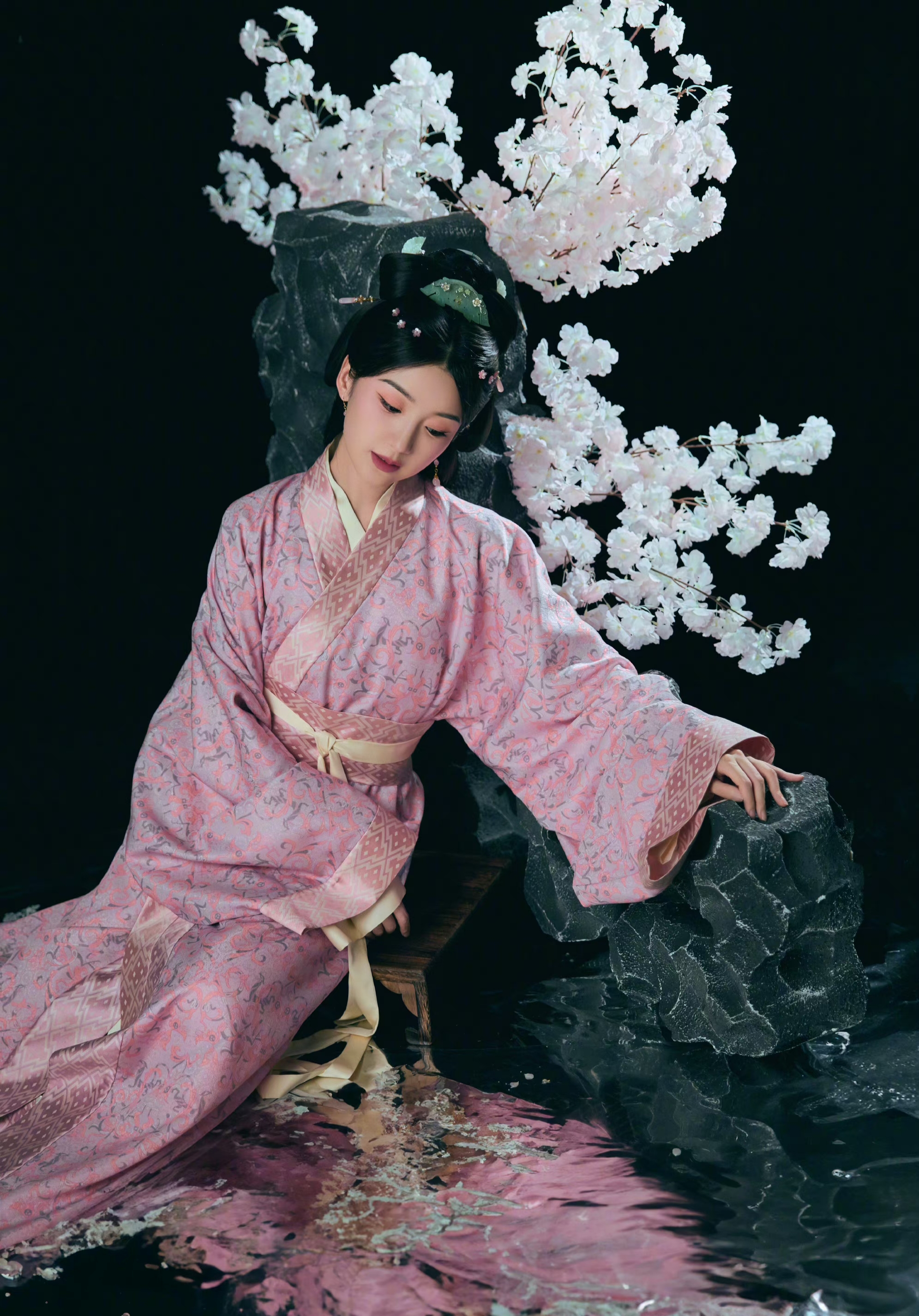 毛晓彤国家宝藏造型, 古装美人如诗画,一抹红妆映水中,美得不可方物