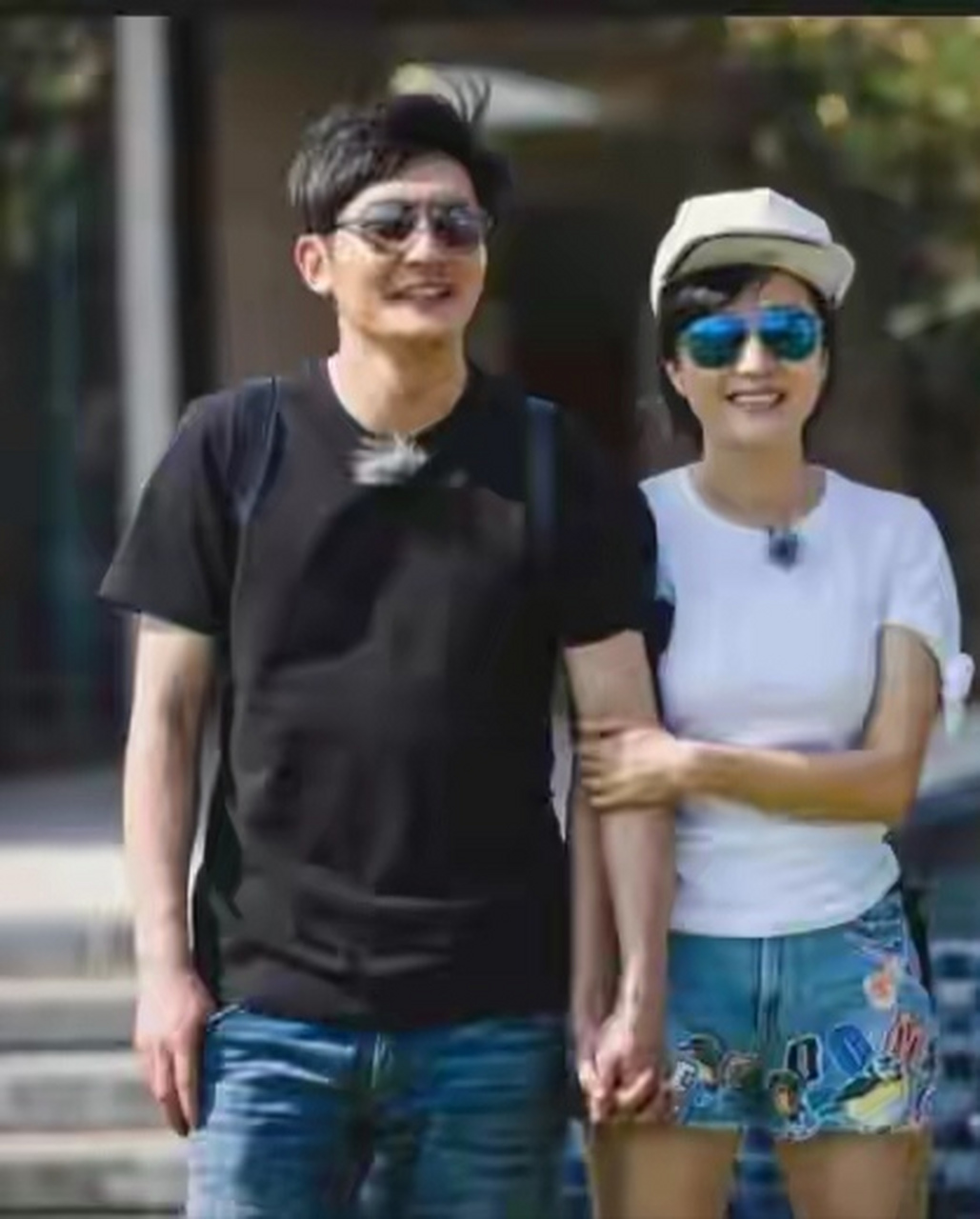 有一次,郭京飞给老婆鲍莉打电话:"老婆,有个漂亮姑娘,非要我抱她,还要