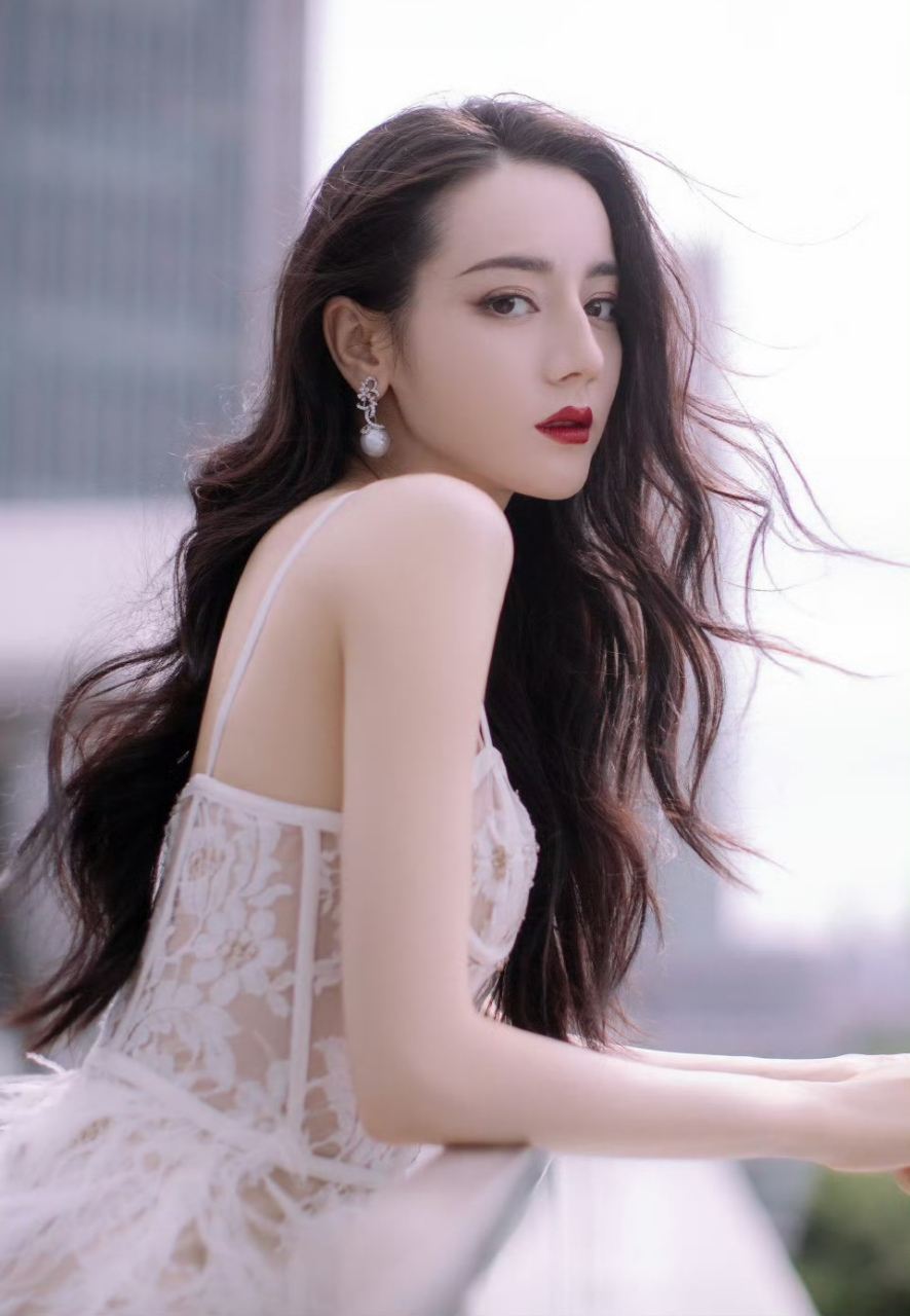 迪丽热巴,白色吊带抹胸裙,蕾丝羽毛设计感,红唇更性感!