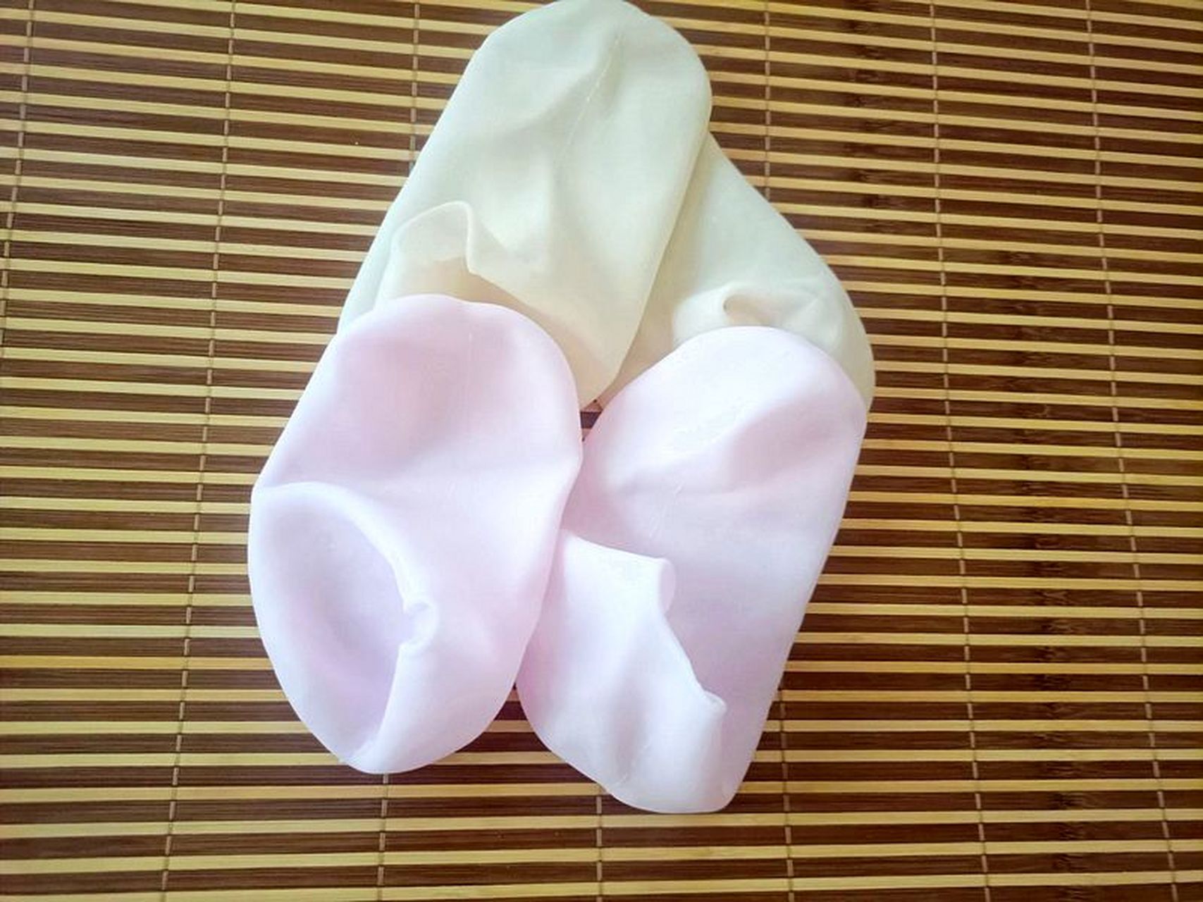 今天要介绍的是一款非常实用的足部护理用品——硅胶防护保湿袜足套.