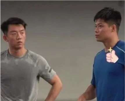 奔跑的传递:郑恺赠奖牌于苏炳添,背后的温暖与深意