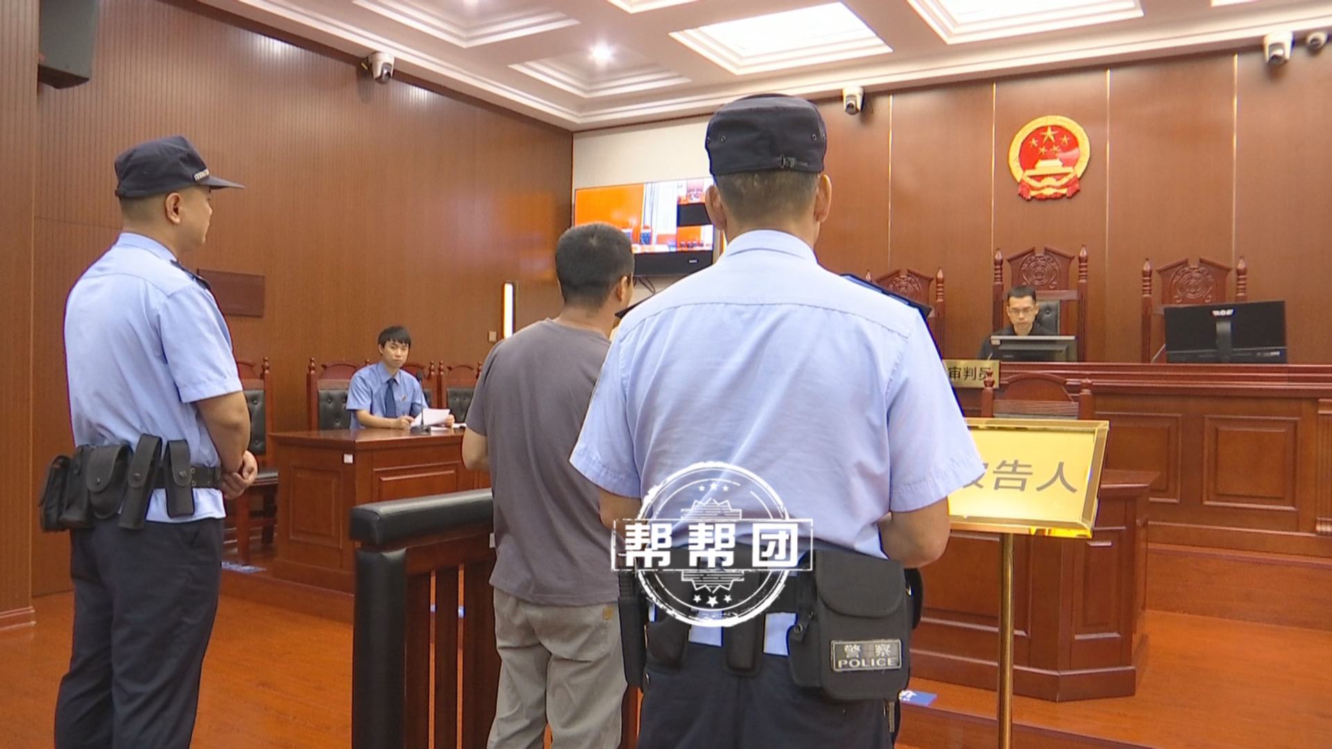 根据公诉机关指控,被告人雷某兴利用网络,于2016年