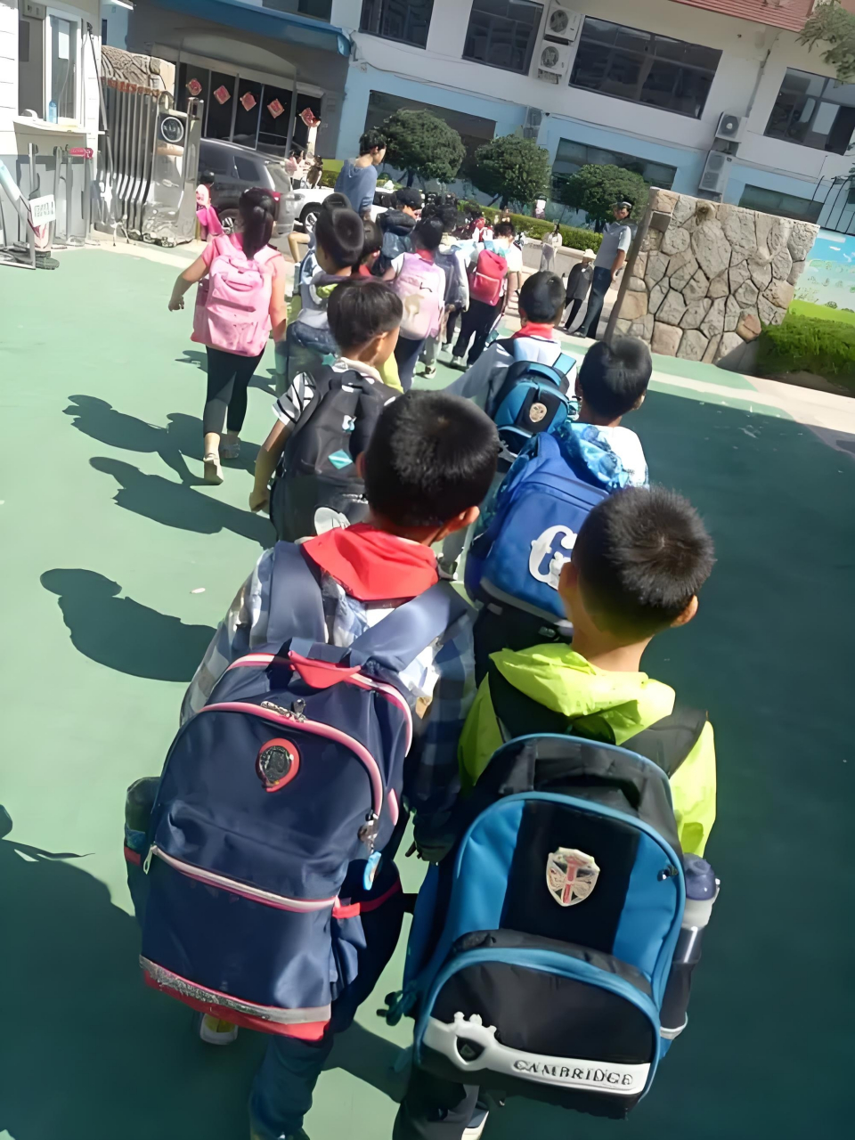 小学生背书包背影图片