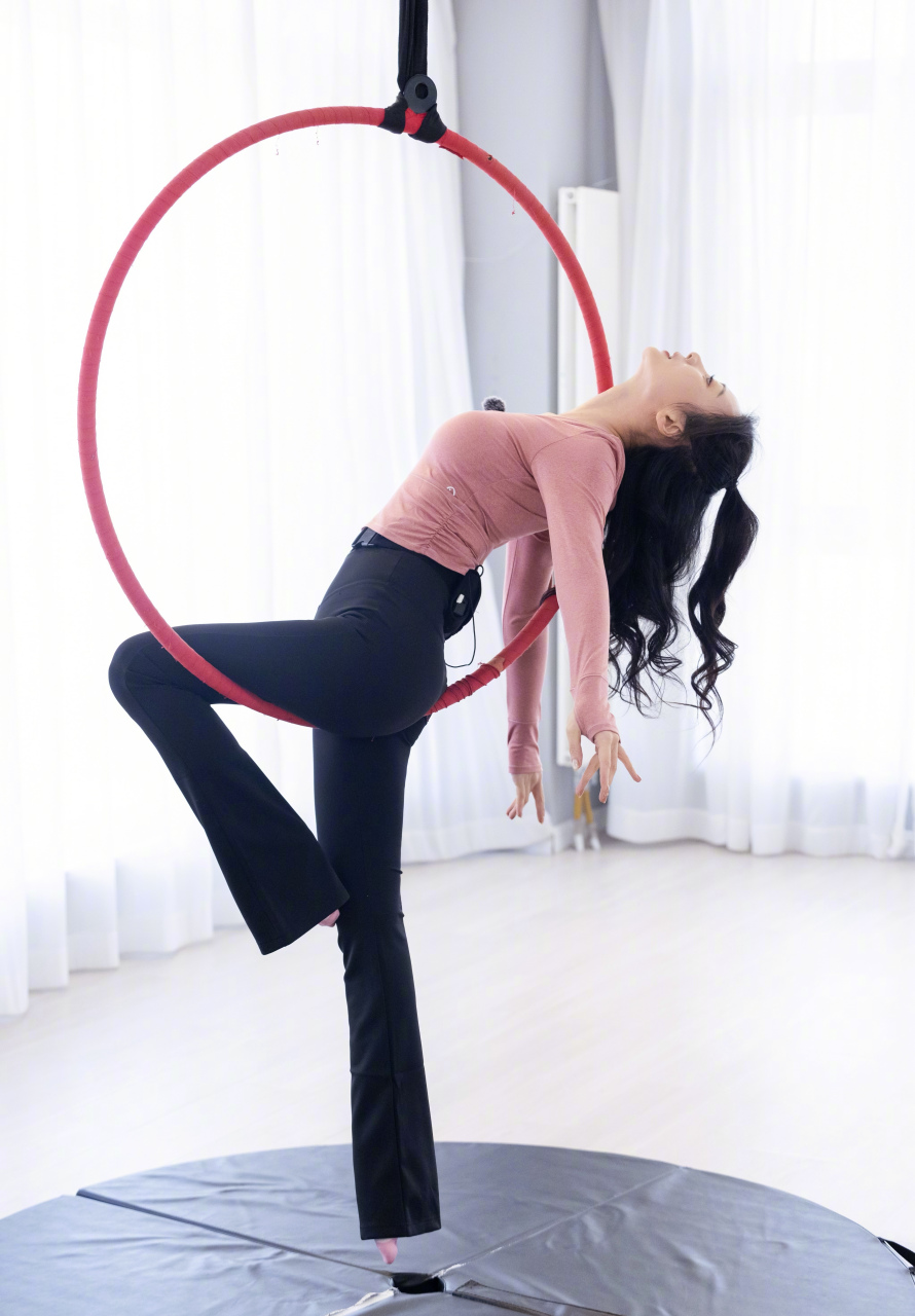 柳岩,粉色紧身运动服,空中吊环,优雅性感!