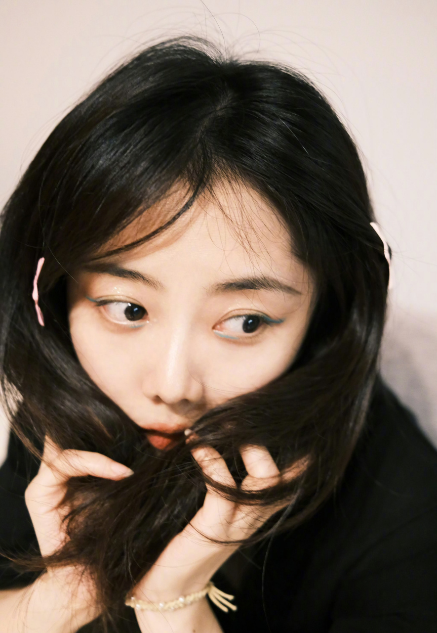 谭松韵,日常穿搭,怼脸拍,短发超可爱!