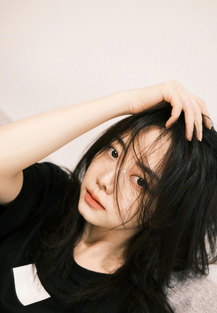 谭松韵,日常穿搭,怼脸拍,短发超可爱!