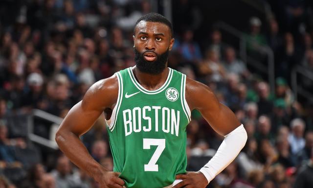 凯尔特人球星,上赛季的fmvp杰伦布朗带着女友在场边观战,本来是一件很