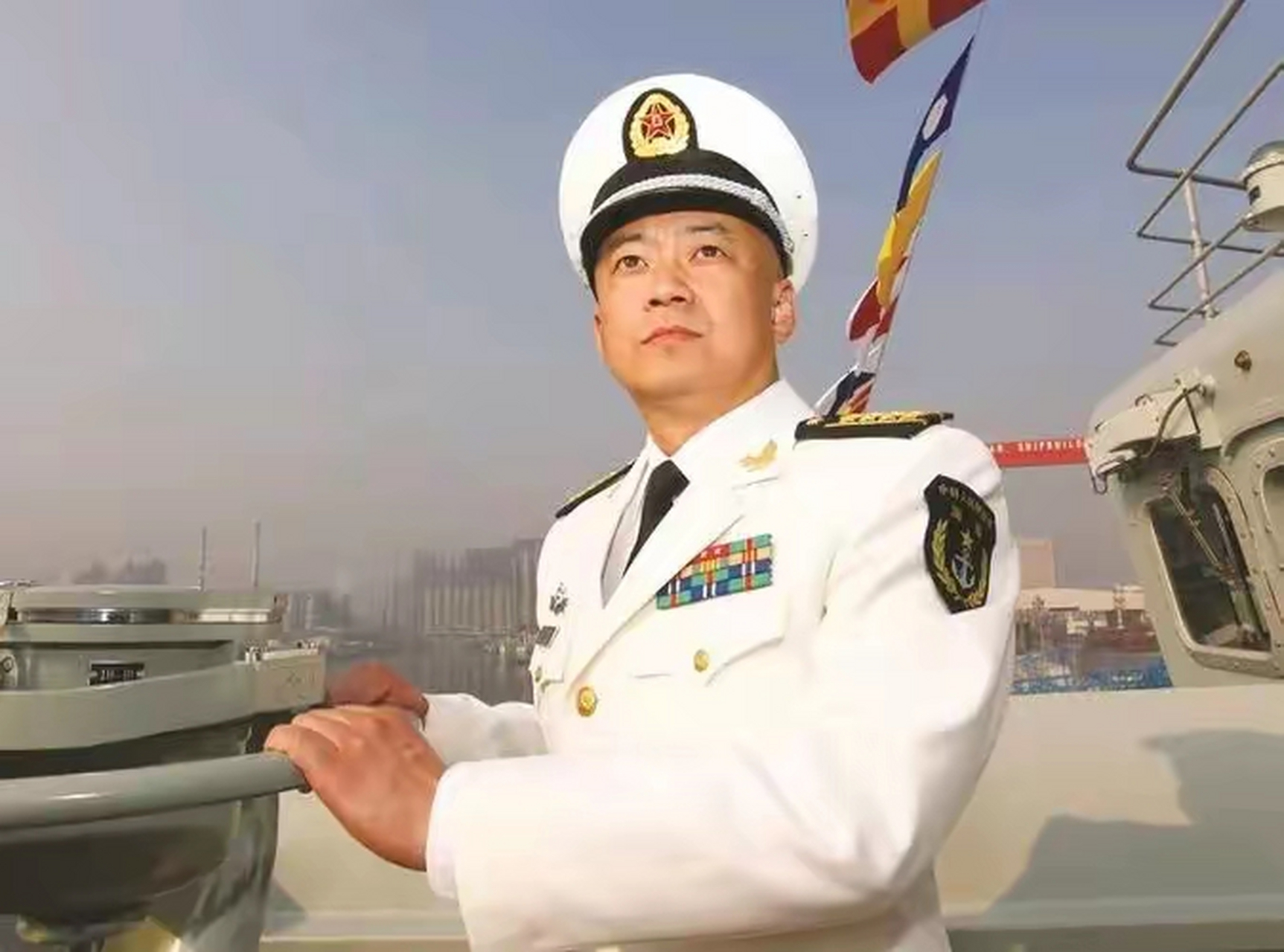 辽宁舰历任舰长,现在都是什么军衔?  第一任舰长:张峥.