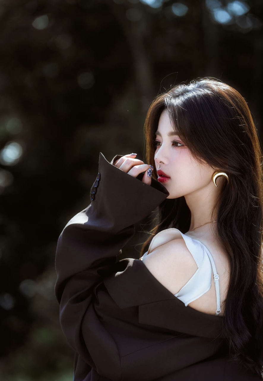 杨超越,白色吊带上衣搭配黑色高腰裙,外搭西服,美的梦幻!