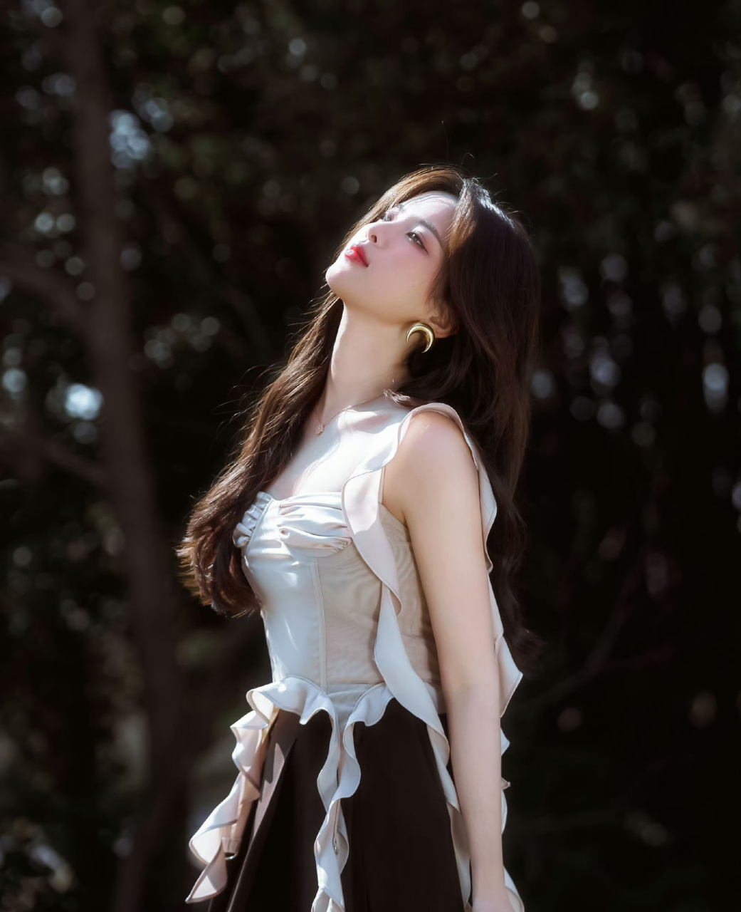 杨超越,白色吊带上衣搭配黑色高腰裙,外搭西服,美的梦幻!