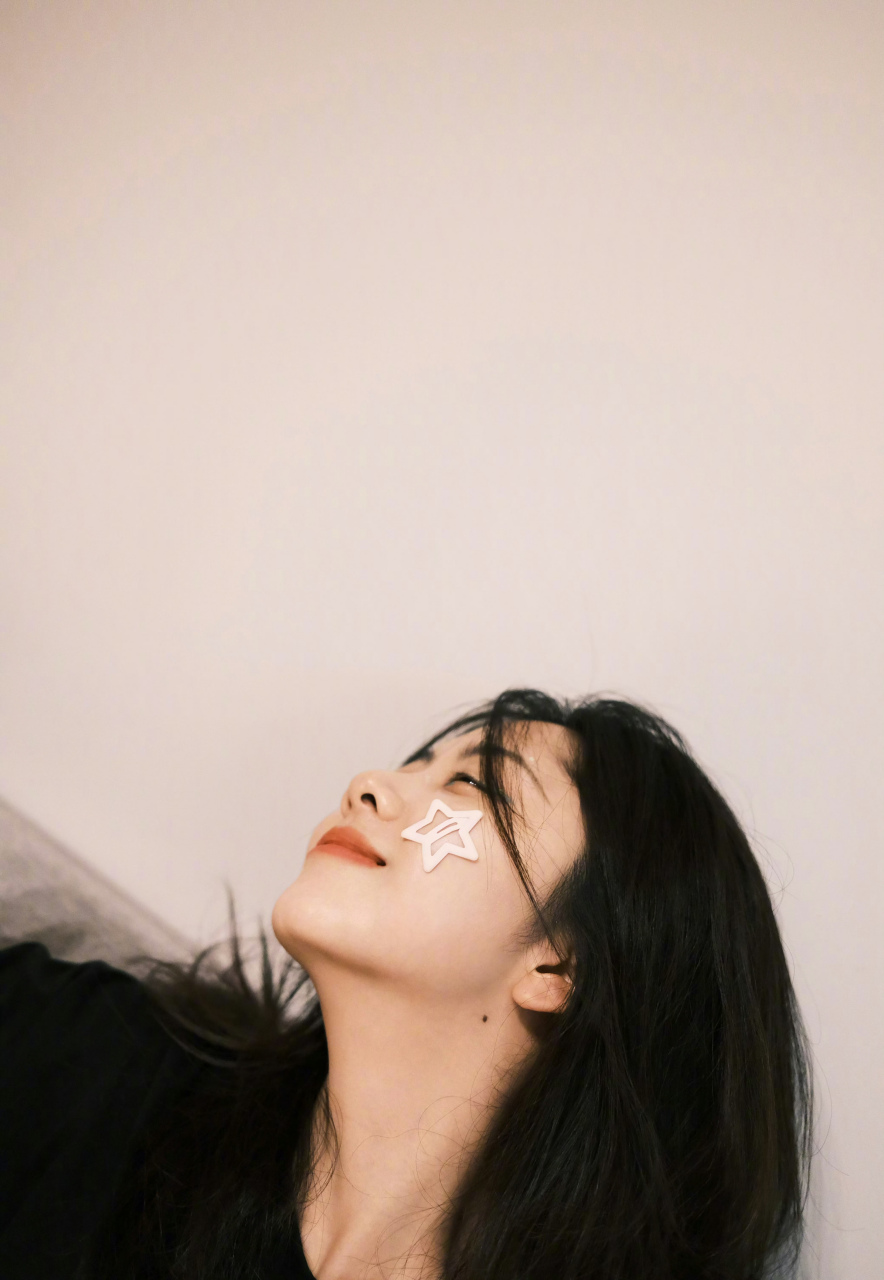 谭松韵,日常穿搭,怼脸拍,短发超可爱!