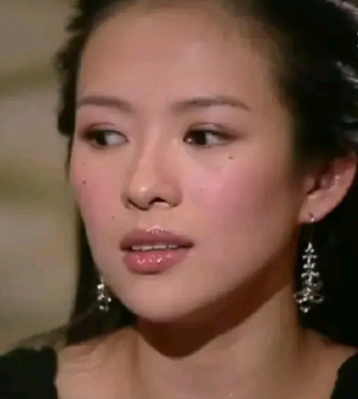 我记得章子怡原来脸上好多痣现在一个也看不到了现在特别干净一张脸