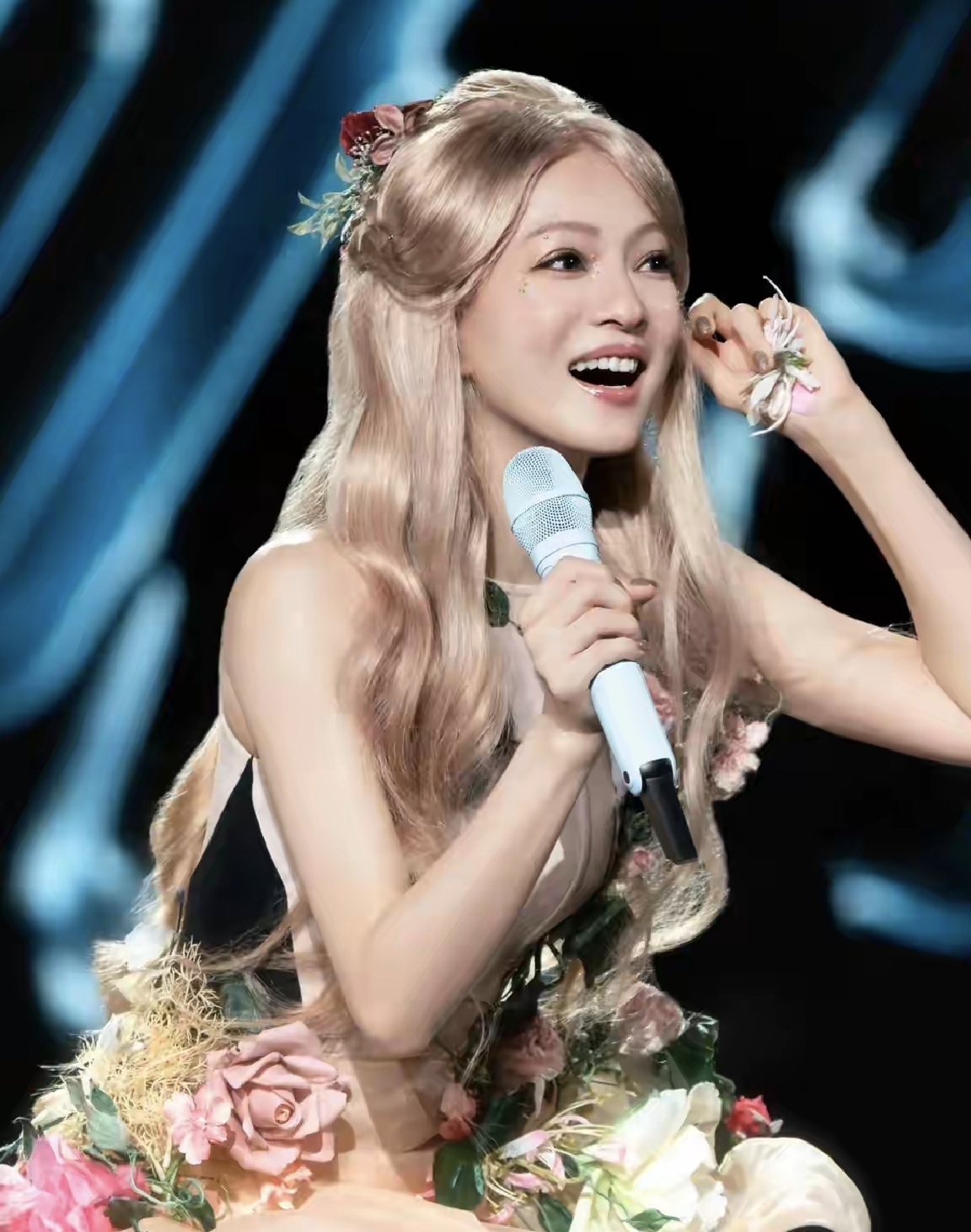 张韶涵演唱会造型太美太惊艳网友她造型师都没有瓶颈期的吗?