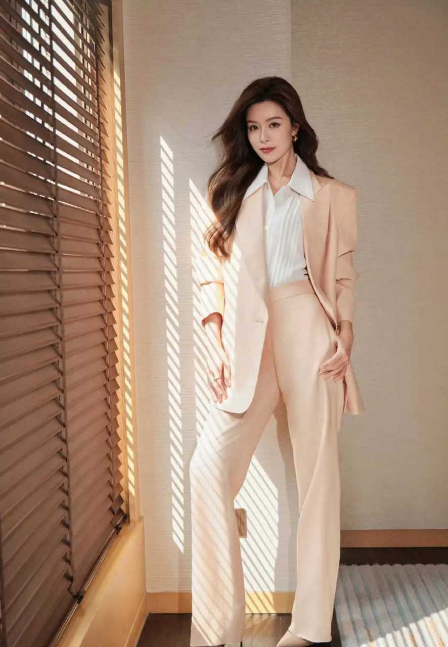 文咏珊的浅色西服,利落也温柔.