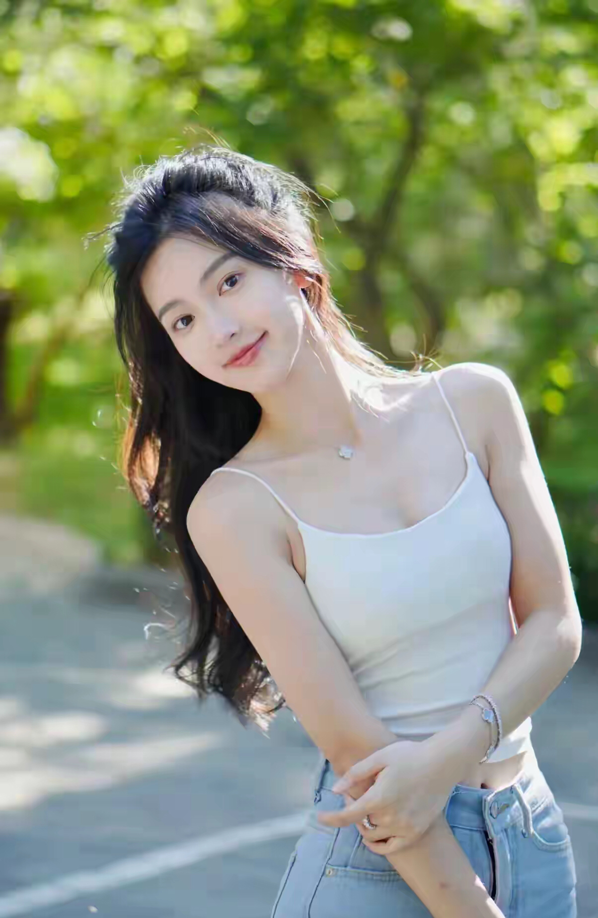 当她微微一笑,仿佛整个世界都亮了起来,那笑容如同