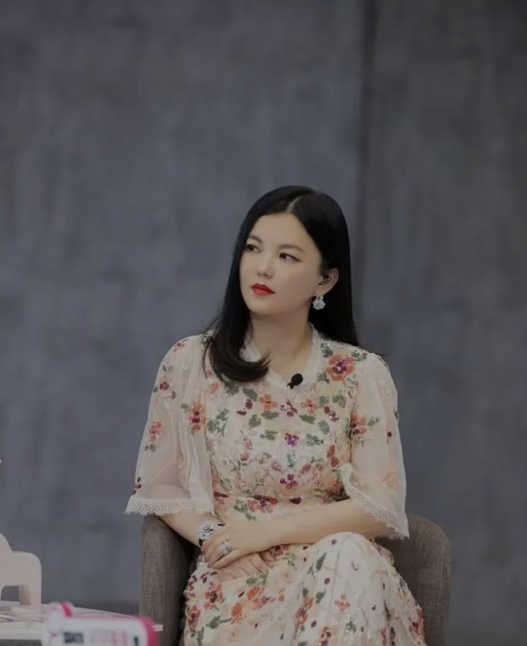 李湘的穿搭秘诀其实就在于她对细节的把控