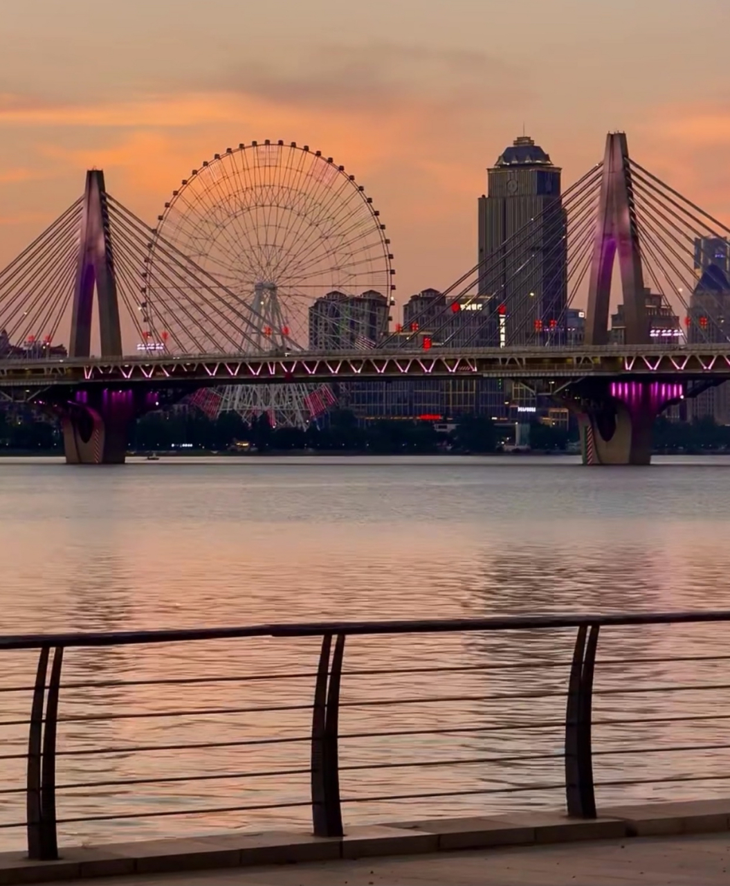 迷人的夜色,一江两岸灯光秀更加充满现代city气息!