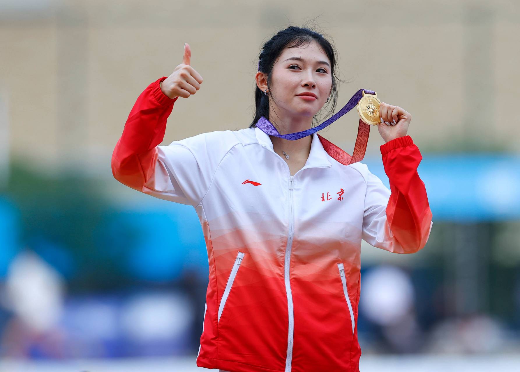 吴艳妮首次出征奥运会,记者问她有没机会拿名次,她以豁达的态度回应:"