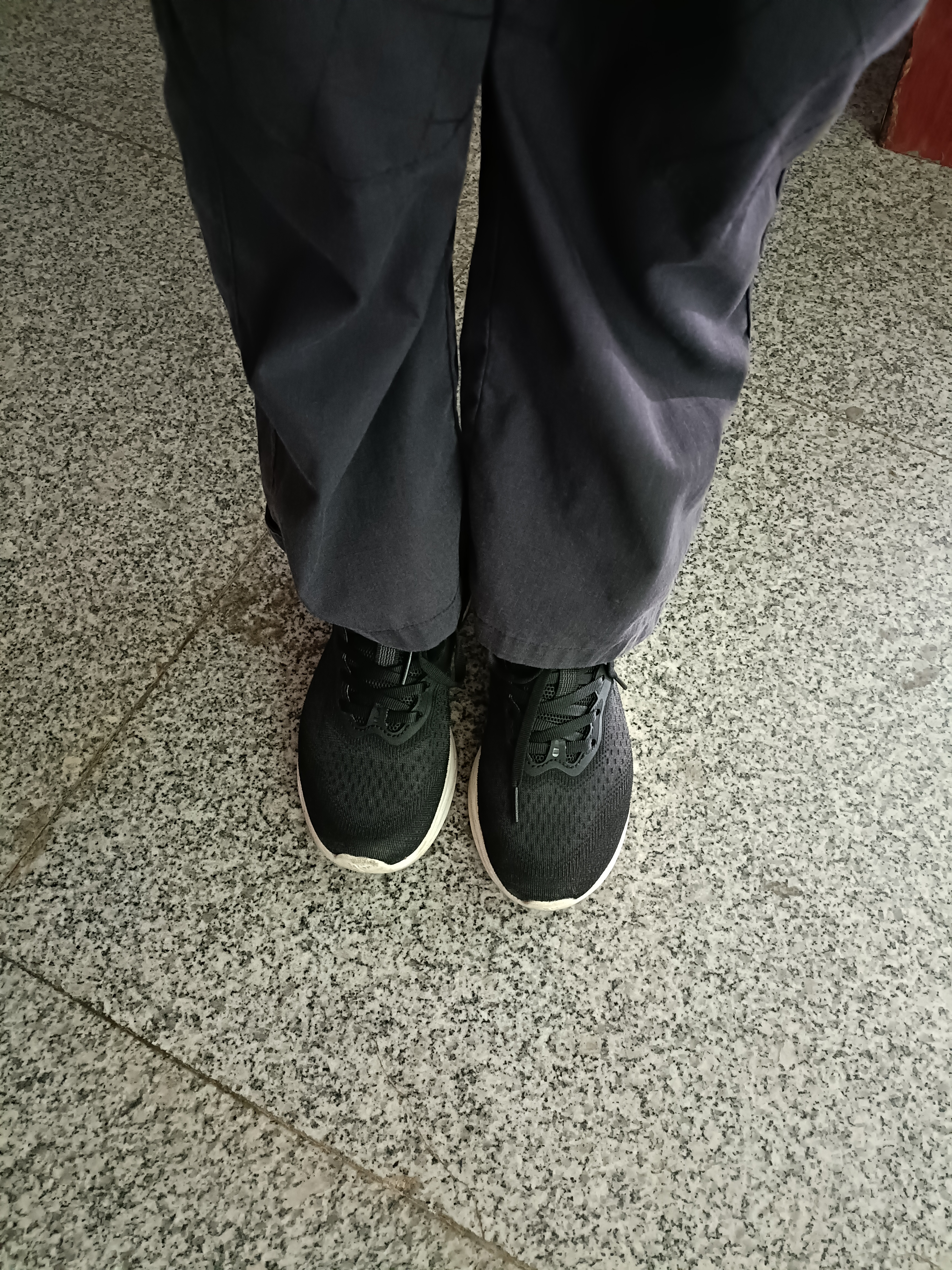 之前我上班的时候穿的是一双皮鞋因为鞋子上面有个蝴蝶结经理跟我说