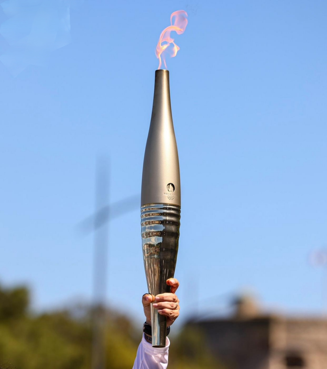 巴黎奥运会火炬传递之中.