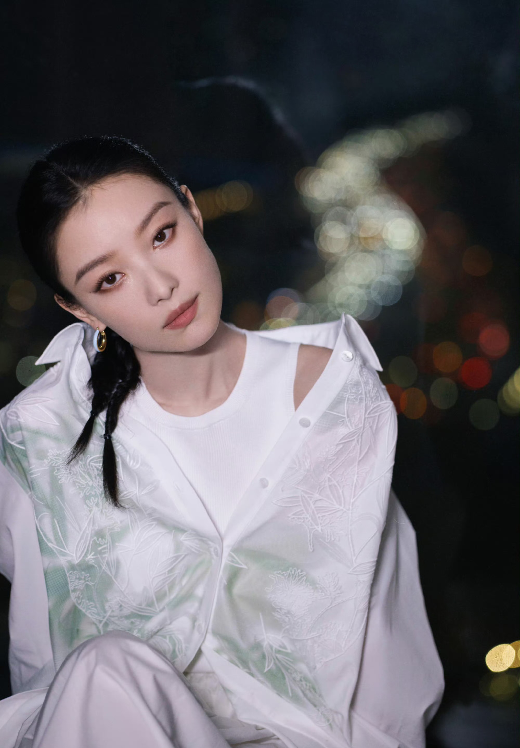 倪妮一身白色装扮淡雅青色图案优雅知性