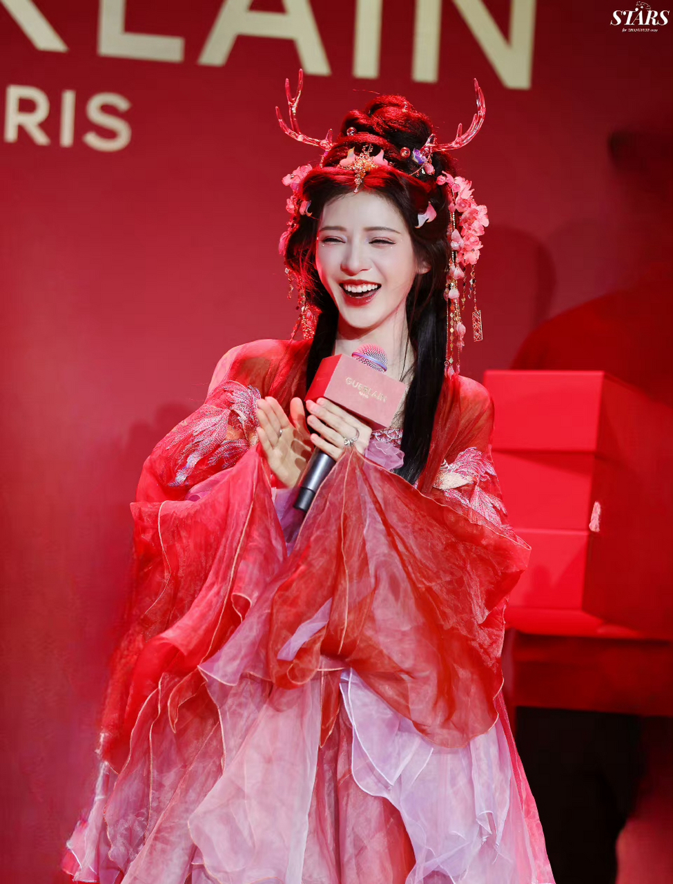 张予曦娇兰线下活动,古风红衣好像个灵动的小仙女