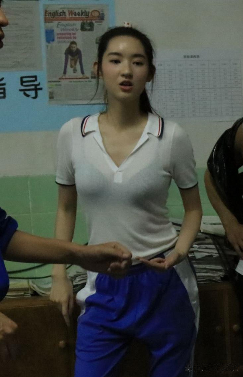 王玉雯穿的校服好清纯啊,就是透视装看起来有点奇怪