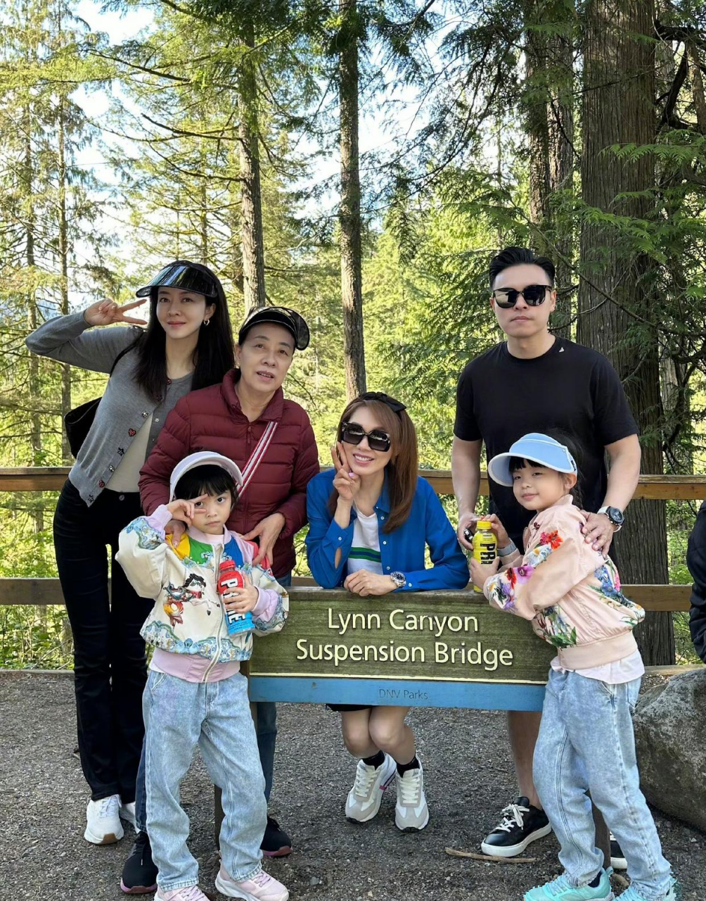 熊黛林一家人出游,中间是郭可盈吧