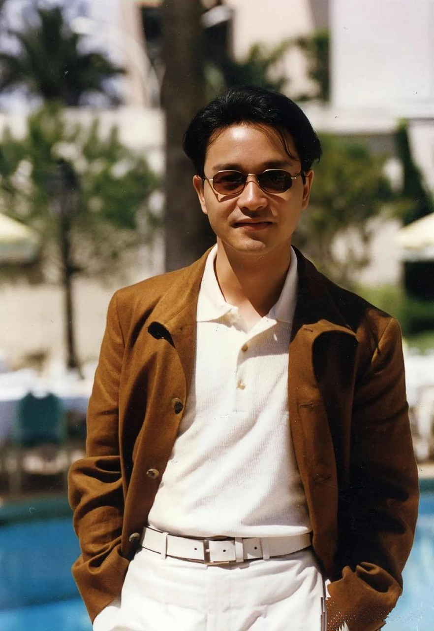 张国荣才是真正的西装控,再戴上精致的墨镜,真是帅气逼人