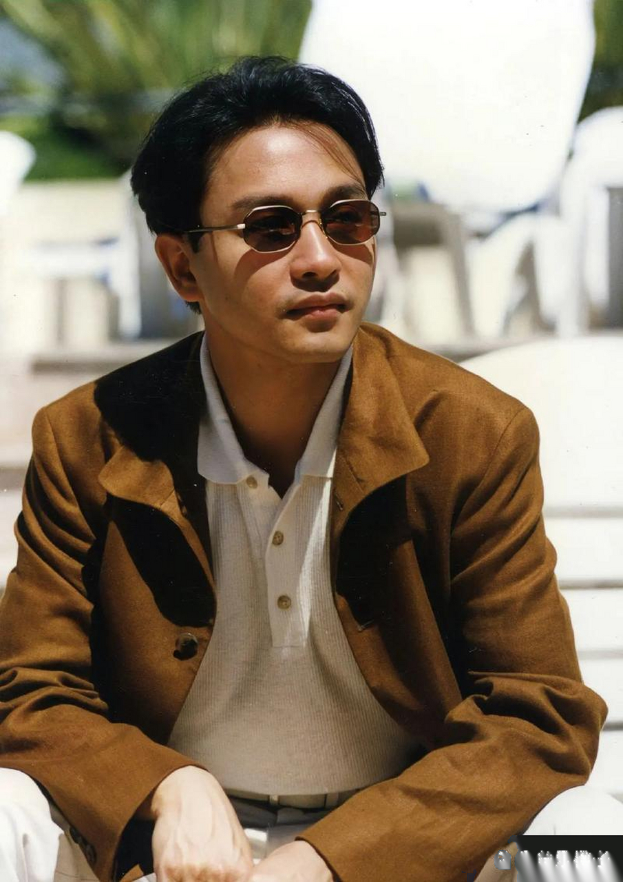 张国荣才是真正的西装控,再戴上精致的墨镜,真是帅气逼人