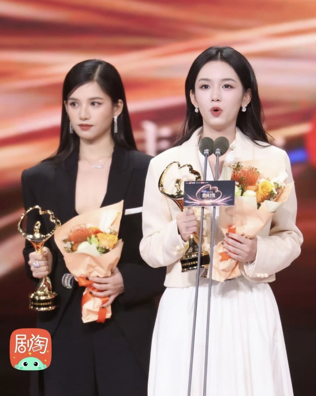 张婧仪和周也同框,都说两人长得像,一黑一白,一个贵气小公主,一个超飒