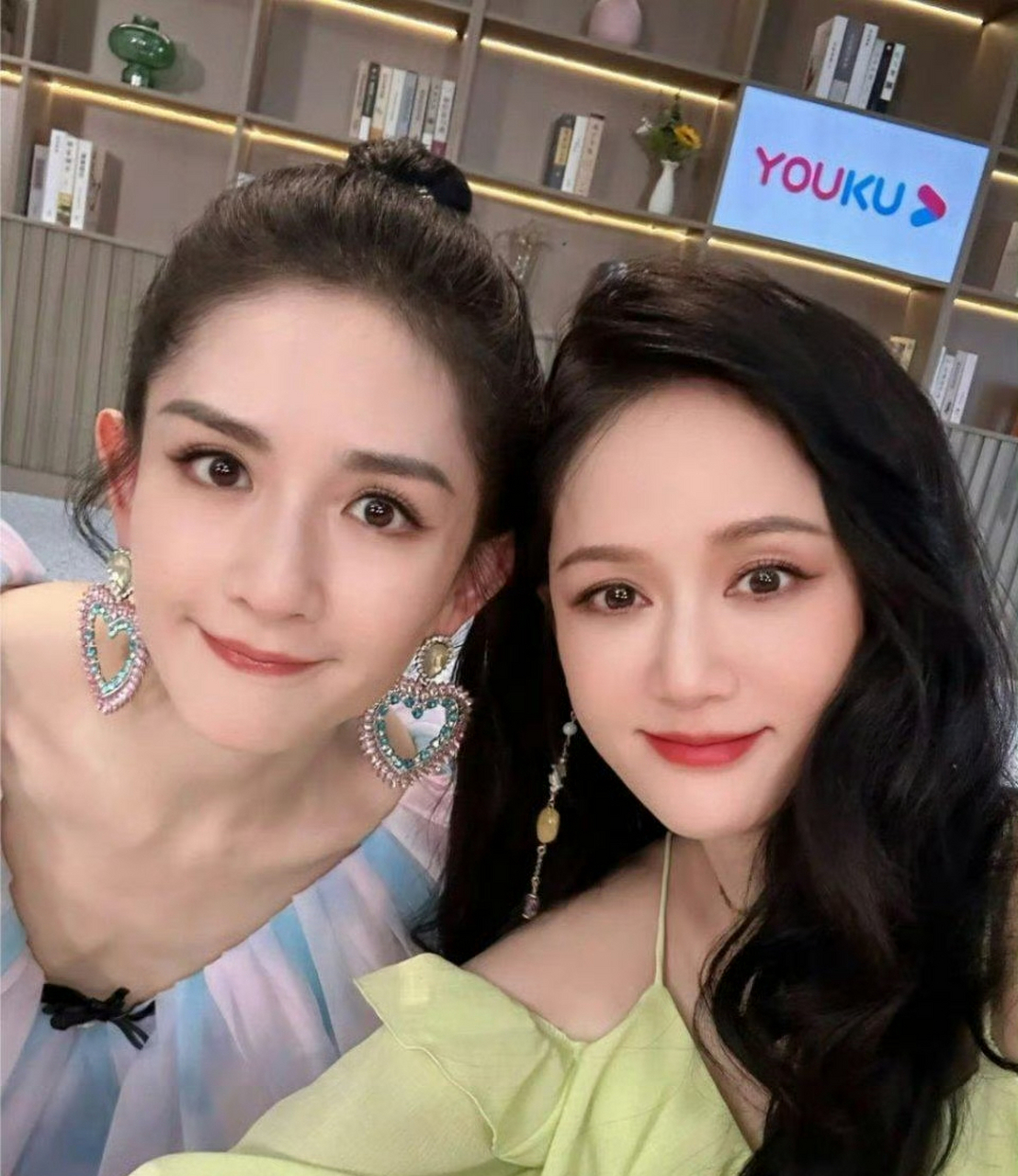 谢娜和陈乔恩cos破产姐妹,她们两也是很多年的好朋友了,很难得