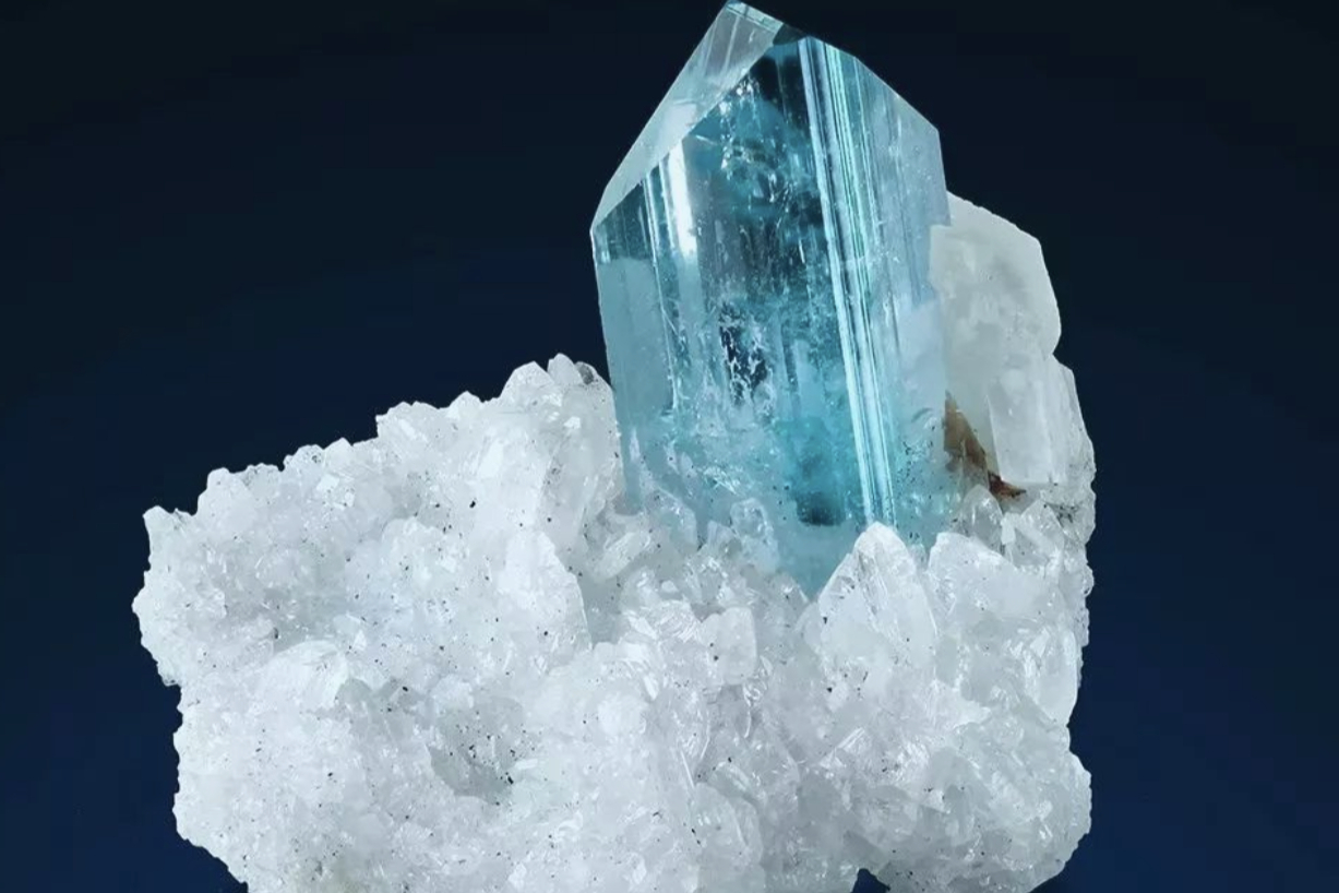 每天认识一种宝石:"天青色等烟雨"天青石